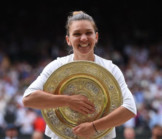 Simona Halep a donat o rachetă de tenis, o minge și un tricou de la Wimbledon pentru campania “1cm de autostradă: Cu toții în linia întâi“
